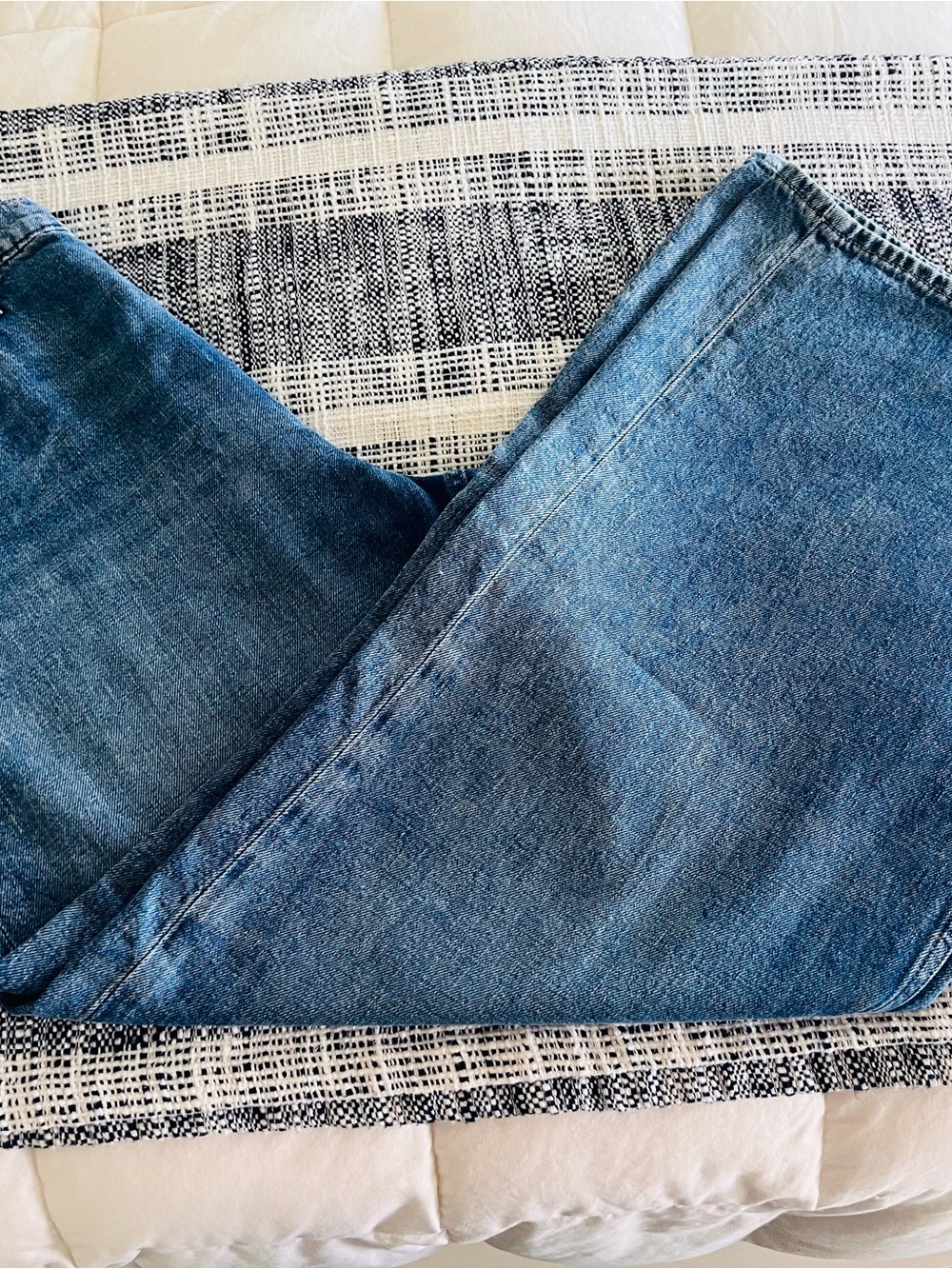 GAP Women’s High-Rise Wide-Leg Jeans in Light Blue Wash - Picture 2 of 3